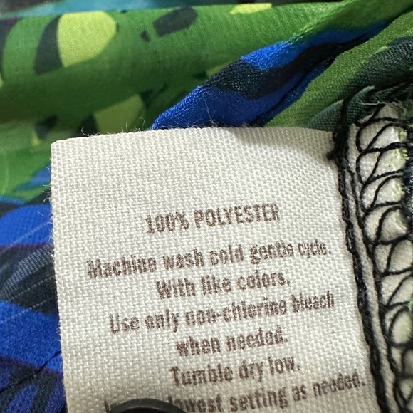 Decree | Sleeveless Button-Down Blouse – Colorful Tropical Jungle Print (Size M) - Picture 5 of 9